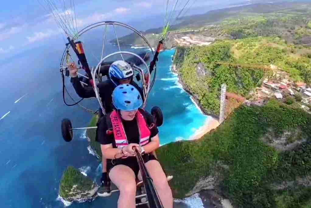 Penida Kelingking Paramotor, Wisata Terbang Paling Dicari di Nusa Penida