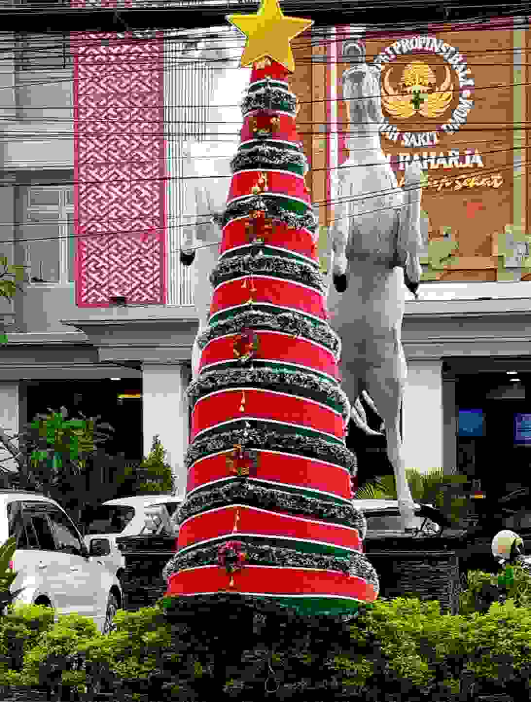 Pohon Natal Raksasa 7,5 Meter Menyala di Depan RS Puri Raharja, Lentera Toleransi di Jantung Denpasar