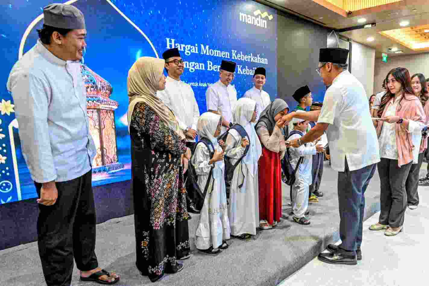 Ramadan Jadi Panggung Berbagi, Bank Mandiri Guyur 1.768 Bantuan dan Gelar Khitanan Gratis untuk Warga Bali–Nusra