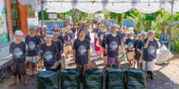 Pemuda Adat Besakih Dilatih Ubah Sampah Canang Jadi Kompos