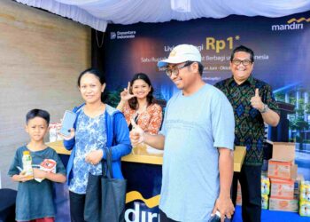 Semangat Berbagi HUT ke-28 Bank Mandiri, Paket Makanan Rp1 Diserbu Masyarakat Denpasar