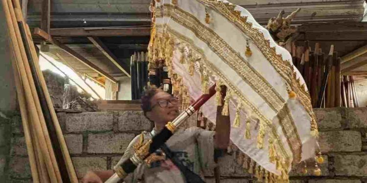 Suwastika Pertahankan Tradisi Membuat Tedung, BRImo Permudah Transaksi Usaha