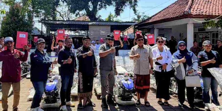 Adi Wiryatama Gelontor Bantuan Petani di Buleleng Rp3,49 Miliar